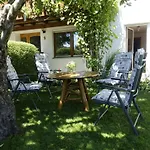 Mit Garten Im Schoenen By Interhome